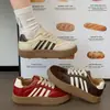 Tênis brancos de outono, casuais e versáteis, tênis de treino retro alemão, novos sapatos de plataforma de sola grossa femininos 2026, tecido bege super popular