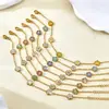 Elegante e Luxuoso Bracelete de Flor de Cinco Folhas Cravejado com Zircônia Colorida, Feito de Aço Inoxidável 304 Banhado a Ouro 18K, Adequado para Mulheres e Pode Ser Usado em Todas as Estações