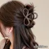 Elegante pinza de garra floral para peinado semi-recogido, nuevo modelo 2026 para mujer, pinza de tiburón de tamaño mediano para la parte trasera de la cabeza, accesorio para el cabello