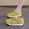 Zapatos casuales de malla transpirable hueca estilo americano, delgados, de suela suave, para mujer, que aumentan la altura, versátiles