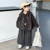 Conjunto de Outono 2026 para Meninos Novo Estilo Maillard Conjunto de Três Peças com Moletom com Capuz e Colete de Couro para Meninos