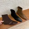 Botas Quadradas de Camurça com Recortes Estilo Coreano da Moda para Mulheres Outono e Inverno 2025 Novo Estilo Botas Slim com Zíper nas Costas Botas Curtas para Mulheres