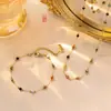 Colar de aço titânio com contas espaçadoras de mosaico de pedra natural colorida para mulheres, apresentando um design de luxo leve e moderno, um estilo retrô e opções de combinação versáteis; não desbota.