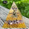Pirâmide de bola de cristal natural de 8cm Ornamento de mesa de escritório europeu e americano Artesanato de pirâmide de resina para yoga e meditação