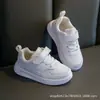 Zapatos nuevos de primavera y otoño para niños y niñas, zapatos casuales de cuero para el campus, zapatos blancos, zapatillas de moda con velcro