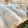 Conjunto de cama de quatro peças em veludo de leite, nova coleção outono/inverno 2026, conjunto de lençol e capa de edredom em fleece coral espesso, conjunto de cama de três peças