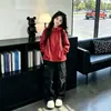 Conjunto corta-vento para meninas primavera e outono, novo estilo 2026, composto por calça de trabalho e jaqueta esportiva casual, adequado para crianças mais velhas