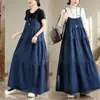Vestido slip de brim com corte relaxed, estilo vintage francês, casual e chique para um look de férias
