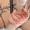 Promocional de Transmisión en Vivo Pulsera de Peluche Flor de Durazno Rosa Fabricante Venta al por Mayor Natural Seda Dorada Jade Flor de Durazno Relleno Pulsera de Cuentas Redondas