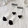 Meias femininas de outono até a panturrilha com etiqueta de tecido de laço preto e branco, meias folgadas que absorvem o suor, meias femininas versáteis sem costura estilo coreano