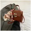 Bolsas Pequenas da Moda Deste Ano 2026 Novo Estilo Bolsa de Mão Kelly Retrô com Padrão de Pedra de Alto Padrão Bolsa Transversal para Mulheres