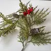 Guirlanda de Plantas Artificiais Pinheiro de Natal e Folha de Cipreste Acessórios de Decoração de Atmosfera de Natal com Frutas Vermelhas e Pinhas Amazon