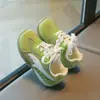 Zapatos para niñas 2026 modelo nuevo primavera y otoño, zapatillas de entrenamiento de malla transpirable para niños, zapatillas ligeras de suela blanda para niñas y niños