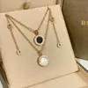 Nuevo Collar Redondo de Moneda de Gama Alta con Nácar de Doble Cara, Moneda Gruesa de Cobre Chapada en Oro de 18K, Incrustación Completa de Diamantes CNC, Cadena Versátil para Clavícula de Lujo Ligero