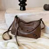 Bolso tote de hombro grande popular transfronterizo 2026 nuevo estilo diseño de nicho moderno genial estilo de motocicleta para el trabajo bolso cruzado