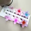 Clipes de Cabelo Coloridos de Flor de Plumeria de 4cm Mais Vendidos na Europa e América, Grampos de Cabelo Florais Transfronteiriços, Acessórios de Cabelo da Moda para Festas na Parte de Trás da Cabeça