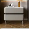 Mesita de noche de madera maciza con un toque de lujo, nuevo modelo 2026, adecuada para uso doméstico, dormitorio principal o habitaciones de hotel, con tapa de losa de roca y gabinete de almacenamiento de cuero de sillín
