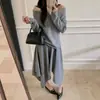 Conjunto de suéter elegante e suave para mulheres, nova coleção outono e inverno, requintado conjunto de duas peças com top de um ombro só e saia midi