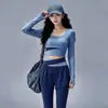 Conjunto de yoga transpirable y de secado rápido, que consta de un conjunto de dos piezas: un top de manga larga, ajuste ceñido y cuello redondo, y un conjunto de yoga moldeador de cintura alta con cruce en la cintura