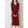 Outono e Inverno Novo Vestido Tricô 100% Lã Gola V Feminino Solto com Fenda Comprimento Médio Elegante Base Suéter Saia Longa