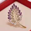 Broche Exquisito de Hoja Hueca Degradada Moda para Mujer Corsage de Pedrería Versátil Pin de Suéter de Alta Gama Joyería al por Mayor