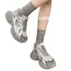 Sapatos femininos Huili, tênis dad prateados, sapatos de sola grossa para aumentar a altura da primavera de 2026, tênis esportivos casuais versáteis e da moda para mulheres