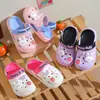 Zuecos Eva de Punta Cerrada Estilo Nuevo para Niñas, Pantuflas de Verano con Tacto Suave, Resistentes al Olor, Antideslizantes para Interiores y Hogar para Niños, Venta al por Mayor