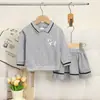 Conjunto de Outono para Meninas com Gola Polo Bordado de Cachorrinho Top de Manga Longa Saia Plissada Estilo Escolar de Bebê Conjunto de Duas Peças
