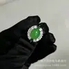 Anel de Prata Banhada com Calcedônia Verde Gelo Incrustada Estilo Chinês Novo, Anel de Jade Ajustável para Mulheres, Joia de Ágata Verde Claro