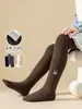 Venta al por mayor transfronteriza de leggings para niños, nuevos estilos de otoño/invierno, leggings finos con forro polar para usar como ropa exterior, leggings cepillados, cálidos y de longitud de nueve puntos para niñas