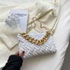 Bolso de hombro de cadena simple nuevo 2022 color liso moda plisado burbuja retro textura casual oblicuo pequeño cuadrado