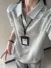 Camisa polo de manga larga tipo patchwork estilo americano en gris claro para hombre, silueta de otoño, corte de hombro regular, adecuada como capa interior o capa base, con cuello de solapa