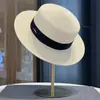 Chapéu de Palha Elegante Estilo Francês com Aba Reta para Mulheres, Chapéu de Sol com Proteção UV para Primavera e Verão, Versátil para Férias na Praia, Faz o Rosto Parecer Menor