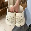 Sandalias de Verano Ligeras con Suela Suave para No Cansar los Pies, Estilo Dulce Personalizado DIY de Flor de Perla y Mariposa Crocs