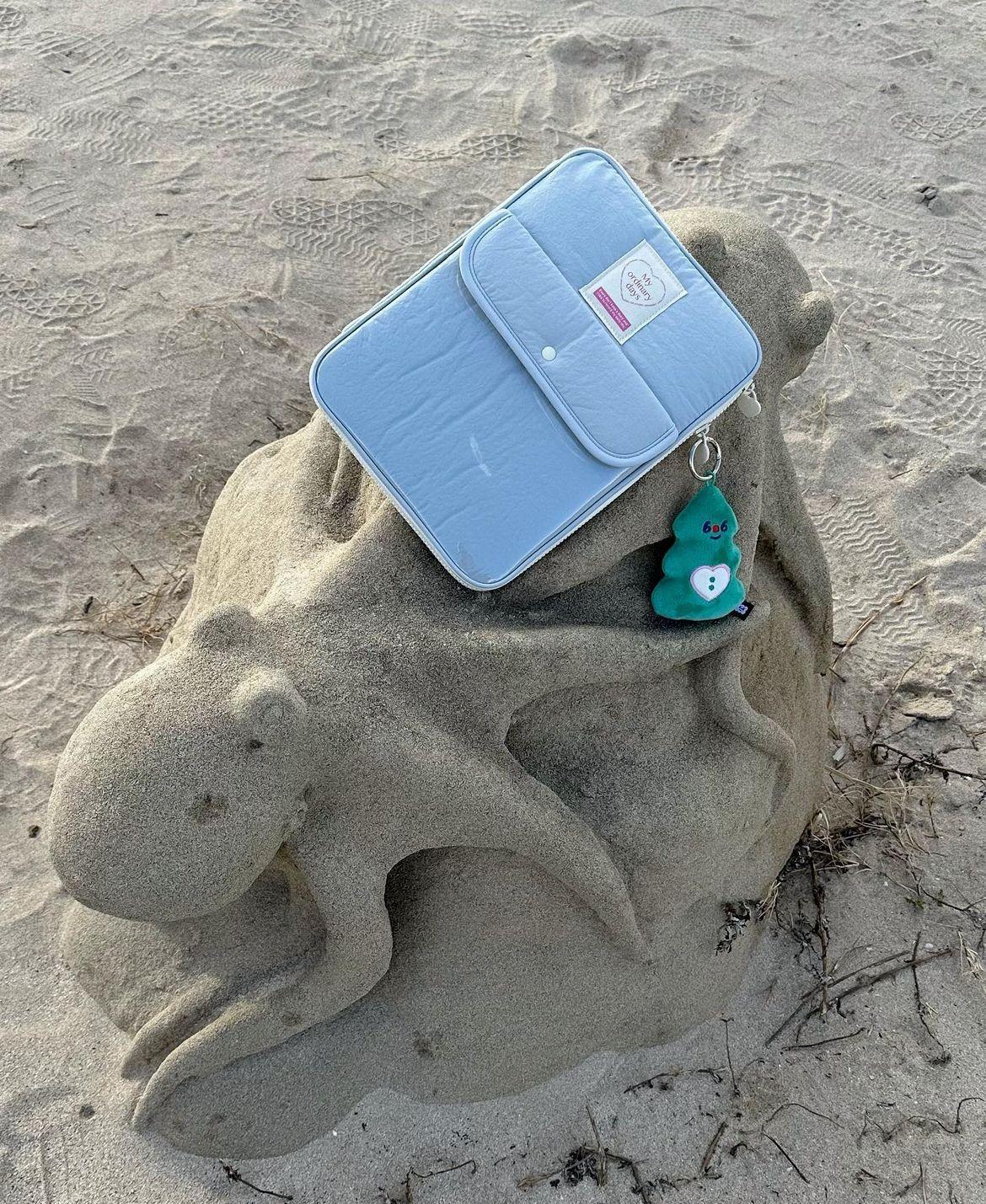 F98BE94106F668BFFE61D5E7F1B63A