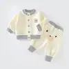 Estilo casual primavera, outono, inverno conjunto infantil de roupas esportivas para bebê com listras de desenho animado e gola alta roupas infantis