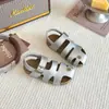 Sandalias de Diadema de Moda para Niños 2026 Verano Nuevas Sandalias Tipo Birkenstock Estilo Coreano para Niñas Zapatos de Playa de Suela Suave para Niños Modernas