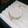 Pulsera de Flor de Zirconia con Perla Bañada en Oro Real Pulsera de Lujo Ligero de Gama Alta Diseño de Nicho Joyería de Mano Exquisita Venta al por Mayor