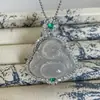 Collar para mujer con colgante bañado en plata con figura de Buda de calcedonia blanco hielo, diseños de hoja y calabaza, ágata y jade de Maitreya