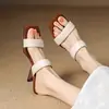 Sandalias de cuña simples de tacón irregular, estilo de moda de verano 2025, tacones altos de una correa de moda para mujer