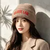 Nuevo gorro de punto bordado estilo coreano para mujer, cálido versátil para otoño e invierno, con bordado de letras, para exteriores, a prueba de frío, protege los oídos, de lana