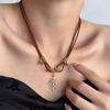 Collar de doble capa de cuero estilo retro americano dulce y fresco, cadena de cuero marrón para mujer, colgante de sol, cadena de suéter de lujo