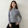 Luxuoso e estiloso para o trajeto! Suéter feminino de cashmere com gola alta parcial e detalhes intrincados em trança, uma peça base elegante e versátil