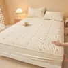 Saia de cama acolchoada de veludo cristal Classe A bordado duplo C quente de veludo curto cobertura de cama acolchoada protetor de colchão saia de cama semi-coberta de veludo de leite