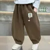 2201 Calça Infantil Primavera Outono 2026 Novo Estilo Menininho Travesso Legal Estilo de Rua Calça Esportiva Roupa de Outono Calça Comprida Calça de Moletom Infantil