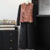 Nuevo traje de mujer estilo chino para mujeres de mediana edad y mayores, con un moderno chaleco estampado combinado con pantalones anchos de cintura alta y una camiseta interior de manga larga, un conjunto de dos piezas