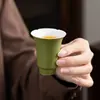 Xícara de chá celadon estilo antigo com detalhes em ouro, apresentando uma borda floral, projetada para apreciar chá, uma única xícara de cerâmica para cerimônias de chá tradicionais chinesas, um conjunto de chá retrô