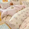 Juego de ropa de cama de cuatro piezas de hilo con tacto de nube de dibujos animados Clase A, algodón puro, sábana y funda de edredón de nuevo estilo, juego de tres piezas para dormitorio de estudiante 4