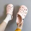 2023 Novas Pantufas com Sensação de Pisar em Cocô Femininas de Verão Sola Grossa Antiderrapante Casal para Uso Externo EVA Estilo Crocs Masculino