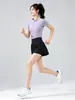 Traje de fitness de secado rápido para mujer para verano con cremallera, cuello alto, manga corta, malla transpirable, falso dos piezas de shorts, traje deportivo para correr
